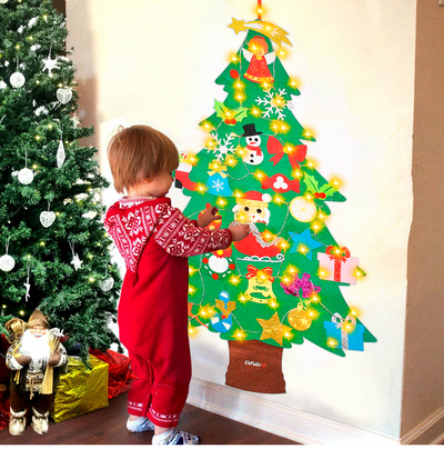 Árbol de fieltro navideño + luces navideñas